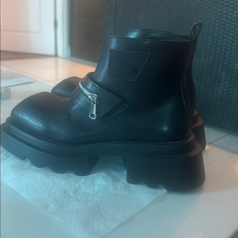 Black Chunky Zipper Boots